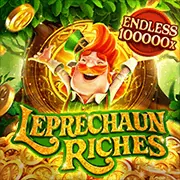 Người chia bài trực tiếp đang chia bài Baccarat trên bàn màu xanh lá cây